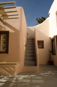易莫洛林基斯里斯别墅酒店的通往白色房子的楼梯