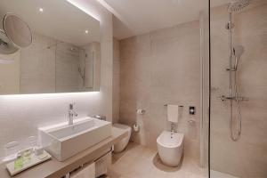 巴勒莫NH巴勒莫酒店的一间带水槽、卫生间和淋浴的浴室