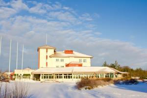 帕尔加斯石灰海滩酒店的前方雪中一座白色的大建筑