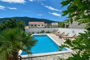 奥米什Villa Josip near Omiš , private pool的一座带游泳池和度假村的别墅
