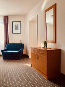 霍耶斯韦达霍耶斯韦达艾柯泽特国会酒店的客厅配有蓝色的沙发和镜子