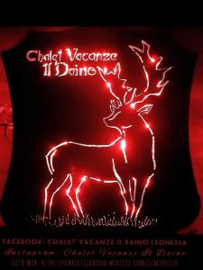 莱奥内萨Chalet Vacanze Il Daino的红色枕头,上面有鹿的照片