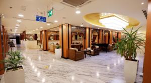 拉斯阿尔卡麦Ras Al Khaimah Hotel的商店的大堂,有家具和植物
