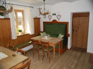 HöslwangLandhof Angstl - Gästezimmer und Tagungsraum的一间带木桌和椅子的用餐室