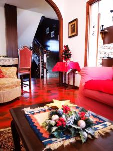 蒂拉诺Casa Vacanze - Residenza Elvezia的客厅配有桌子和红色沙发