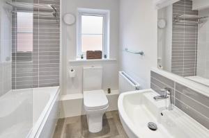 惠特比Host & Stay - Bagdale Rise的白色的浴室设有卫生间和水槽。