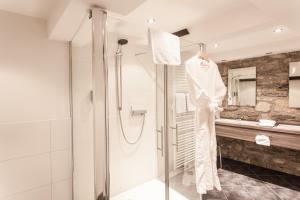 戈斯拉尔艾尔特萌思罗曼蒂克酒店的带淋浴和衣架的浴室
