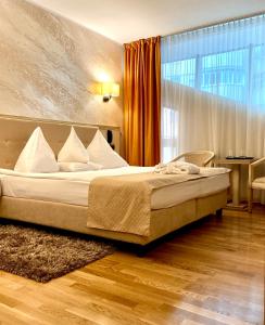 克卢日-纳波卡帕拉迪斯酒店的一间卧室设有一张大床和一个大窗户