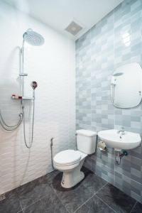 拉廊The Caspar的浴室配有卫生间、盥洗盆和淋浴。