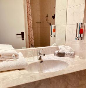 霍耶斯韦达霍耶斯韦达艾柯泽特国会酒店的浴室配有盥洗盆、镜子和毛巾