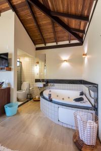 布鲁马迪纽Villa Severina的带浴缸和2个卫生间的大浴室