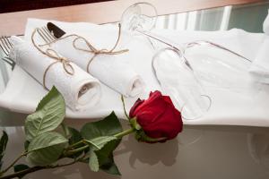 索里亚索里亚酒店的红玫瑰坐在桌子上,带餐巾、叉子和刀子