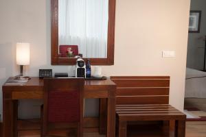 索里亚索里亚酒店的一张带镜子和椅子的木桌