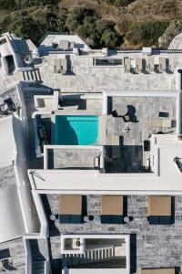 费拉荷马史诗酒店的享有带游泳池的房屋的空中景致