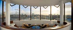伦敦ME London by Melia - Covent Garden的客房位于一栋建筑中,享有城市美景。