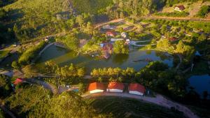 塞拉内格拉Parque Pousada Macaquinho Turismo的湖景别墅的空中景致