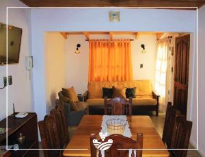 马拉圭Departamento Parras del Abuelo 1的客厅配有桌子和沙发