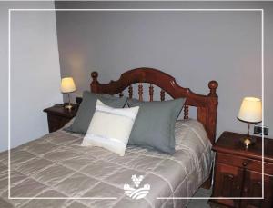 马拉圭Departamento Parras del Abuelo 1的一间卧室配有一张带蓝色和白色枕头的床