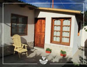 马拉圭Departamento Parras del Abuelo 1的坐在小房子外的椅子
