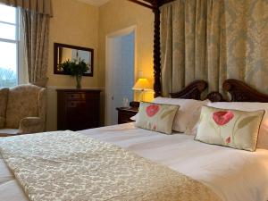 温德米尔洛维斯维尔莱特洛奇宾馆的一间卧室配有一张大床和两个枕头