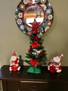 欧鲁布兰科弗迪斯马雷斯酒店的梳妆台上的圣诞树和镜子