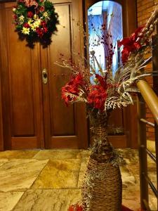 欧鲁布兰科弗迪斯马雷斯酒店的门前装满鲜花的花瓶