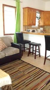 Happy BayOne bedroom appartement with furnished garden and wifi at La Savane 2 km away from the beach的带沙发的客厅和厨房