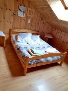 瓦尔Appartement de 3 chambres avec balcon et wifi a Vars a 2 km des pistes的阁楼木制房间的一个床位