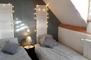 Arrens-MarsousChalet de 3 chambres avec sauna et wifi a Arrens Marsous的一间卧室配有一张床和一张带台灯的桌子
