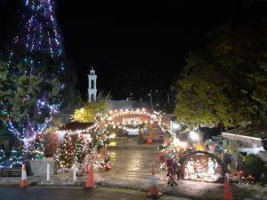 基佩朗达TO KONATZI TIS MAROULAS的圣诞灯和圣诞树的圣诞灯
