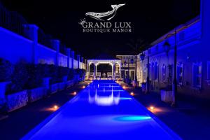 赫曼努斯Grand Lux Boutique Manor的豪华精品庄园泳池的夜景