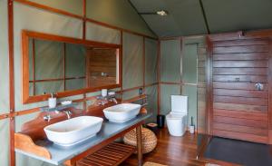 Mahango努霍夫野生动物山林小屋的一间带两个盥洗盆和卫生间的浴室