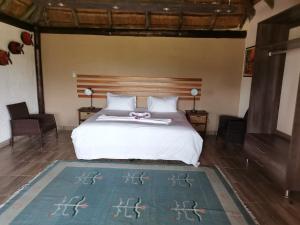 马里兰Kruger View Chalets的卧室配有一张白色大床和蓝色地毯