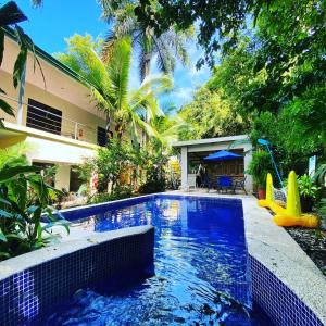曼努埃尔安东尼奥La Posada Jungle Hotel的后院带滑梯的游泳池