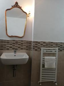 日科德尔格尔福迪艾斯La casa di Piera的一间带水槽和镜子的浴室