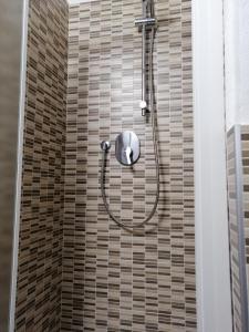 日科德尔格尔福迪艾斯La casa di Piera的瓷砖墙上带水管的淋浴