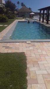 马塞约WATER FRONT的蓝色的游泳池和庭院