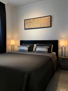 托罗克斯Residentie Montesol的一间卧室配有一张大床和两盏灯