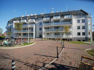 斯维诺乌伊希切4UApart-Apartment suite Picasso的一座大型建筑,前面停放着自行车