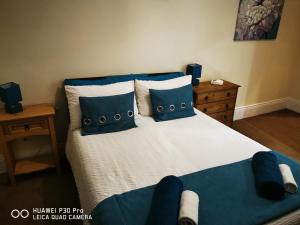 Blytheoddfellowsbandb的一间卧室配有一张带蓝色和白色枕头的床