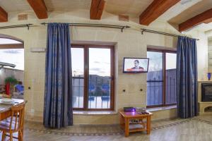 沙拉Ta Danjela 4 bedroom Villa with private pool的客厅设有大窗户和电视。