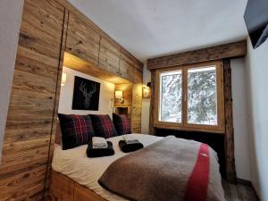 韦尔比耶Verbier Medran + Private Sauna的一间带床的卧室,位于带窗户的房间内
