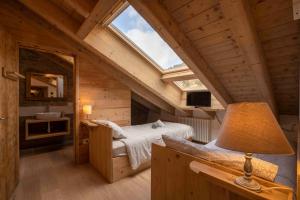 RotzoCasa Ekharle - Affittacamere的小木屋内的卧室配有一张床和窗户