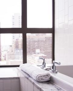 费城费城帕洛马金普顿酒店的浴室设有水槽,上面有毛巾