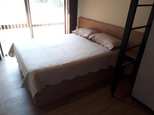 圣马丁德洛斯MONOAMBIENTE的卧室配有带梯子的白色床