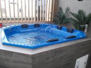 伊察Del Valle House的蓝色的热水浴缸,坐在房间里