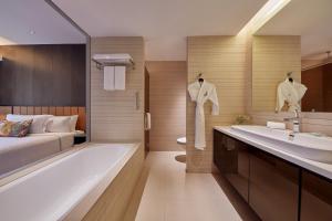 新加坡Pan Pacific Serviced Suites Orchard, Singapore的一间带床、浴缸和水槽的浴室