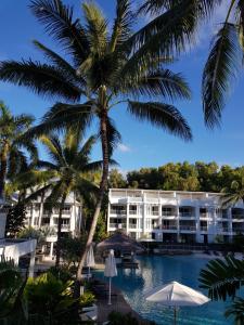 棕榈湾Beach Club Palm Cove的从游泳池欣赏到度假村的景色