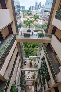 新加坡Pan Pacific Serviced Suites Orchard, Singapore的从城市建筑的顶部看