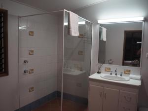 米申海滩卡萨翁别墅的带淋浴、盥洗盆和镜子的浴室